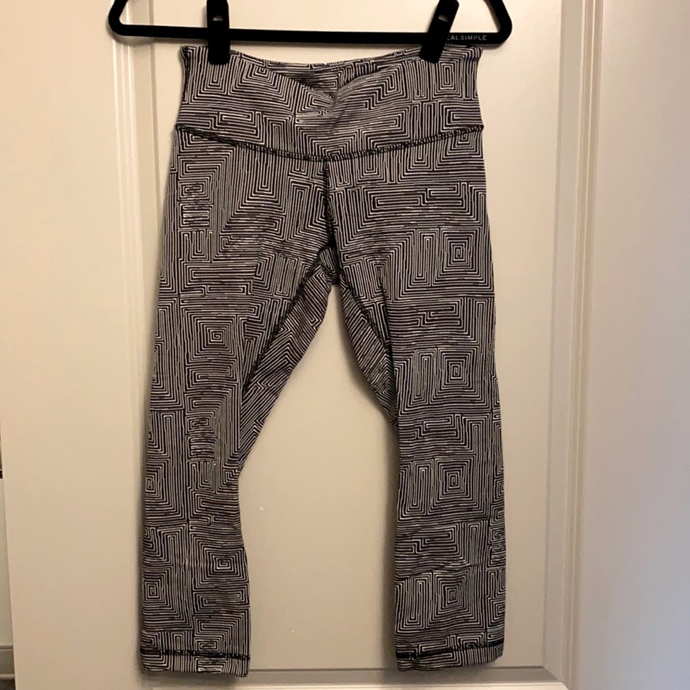 Lululemon size 6 geometric patterned 3/4 leggings